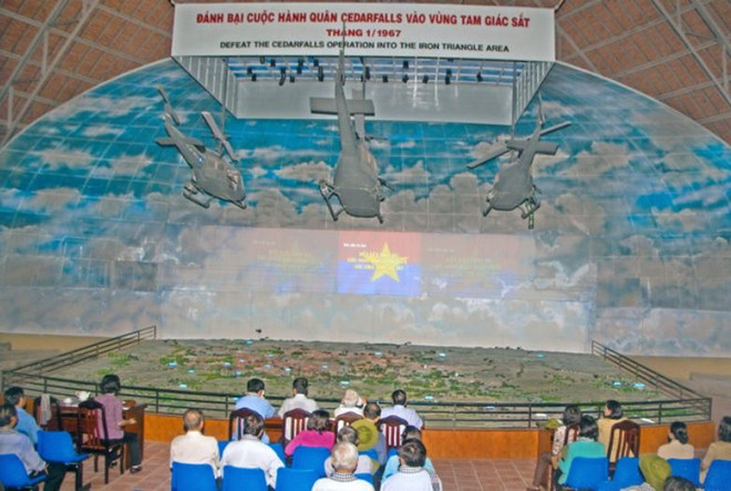 Du khách xem sa bàn diễn biến đánh bại trận càn Cedar Falls. (Nguồn: Khu Di tích lịch sử địa đạo Củ Chi) cu-chi6.jpg